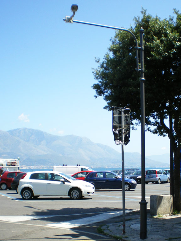 braccio videosorveglianza su palo