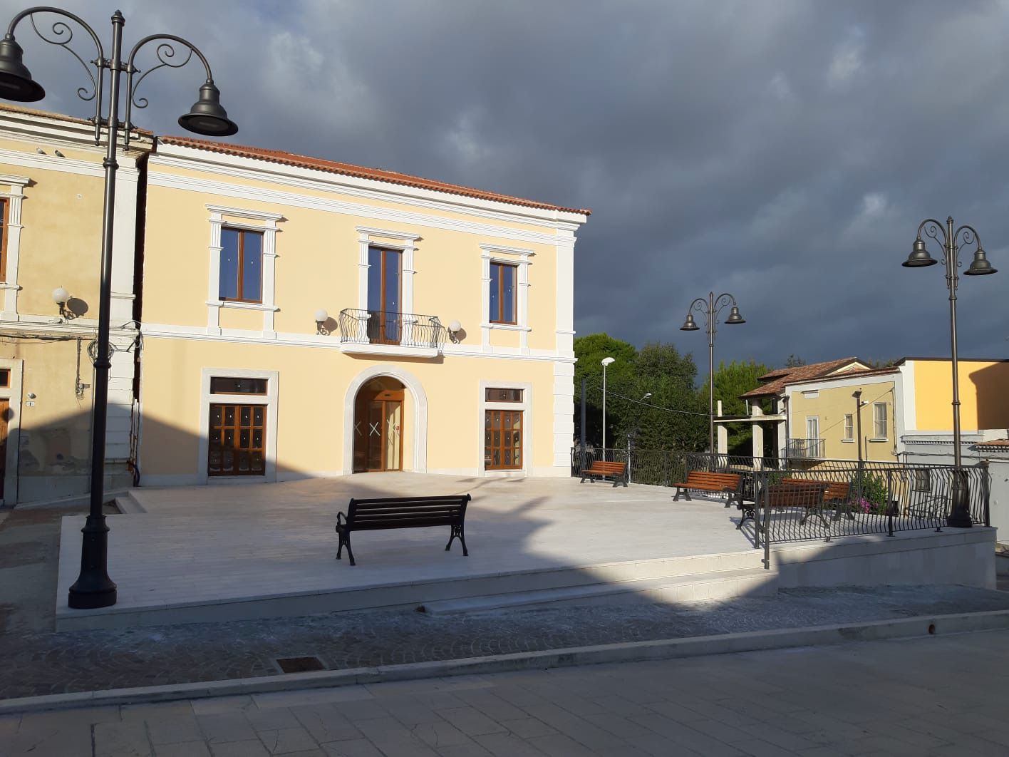 foto piazza pali ghisa bracci