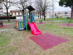 gioco torre inclusivo con pannelli sensoriali in plastica riciclata