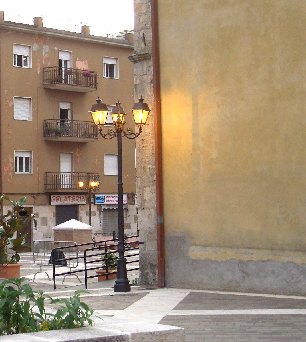 palo artistico con cima tripla in ghisa