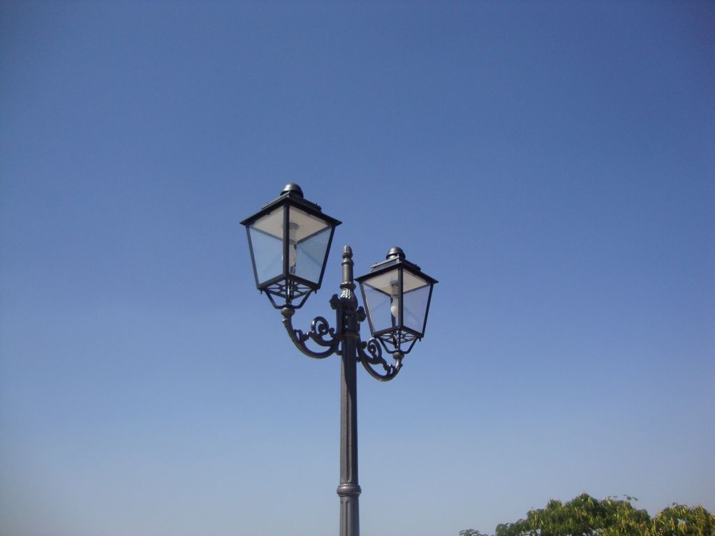 palo con cima artistica e lanterna 601