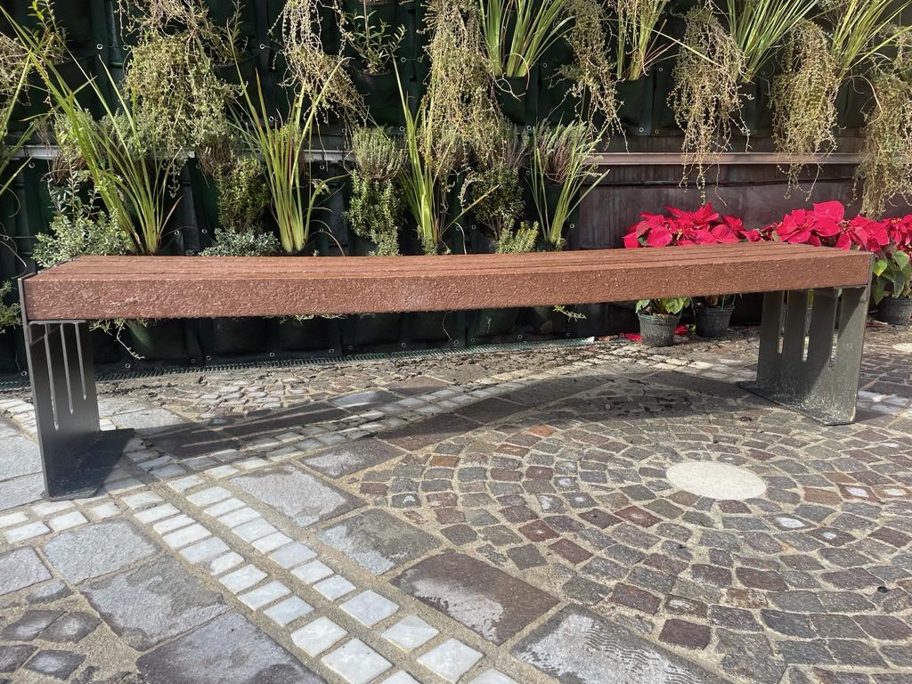 panchina senza schinele con seduta in plastica riciclata bench recycled plastics