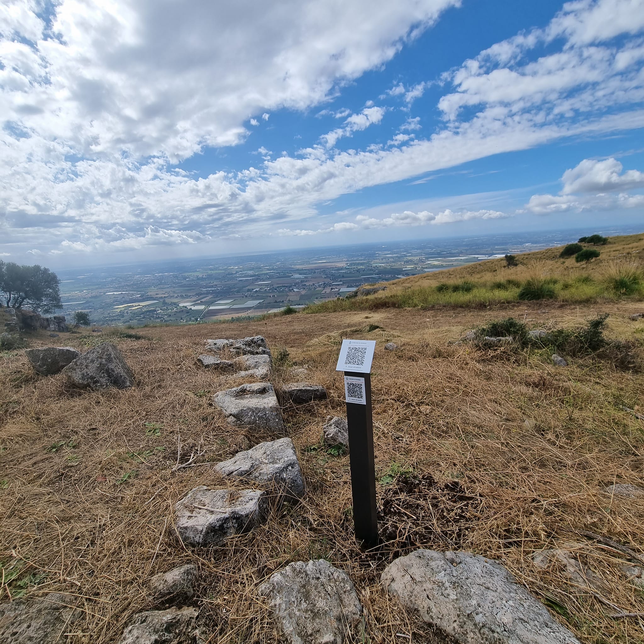 segnaletica qr code interattiva palo acciaio