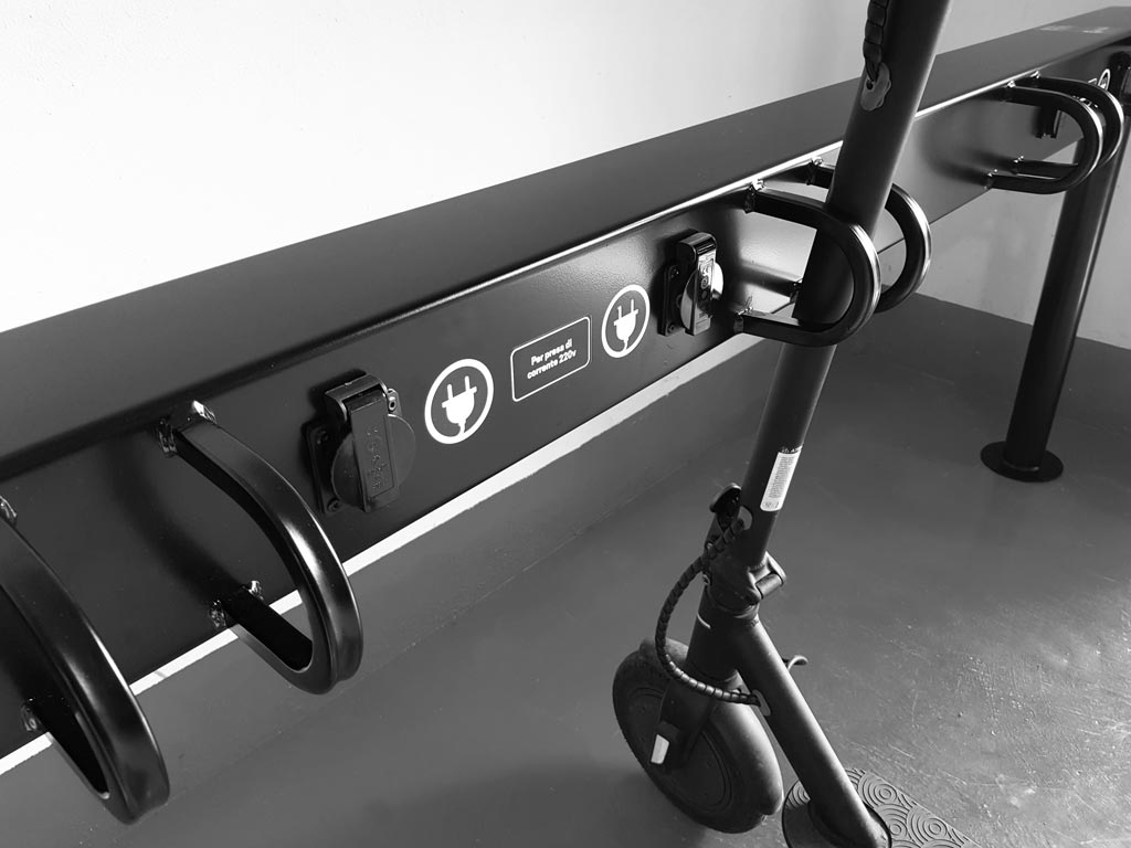 stazione ricarica monopattini ad energia elettrica e bike 2
