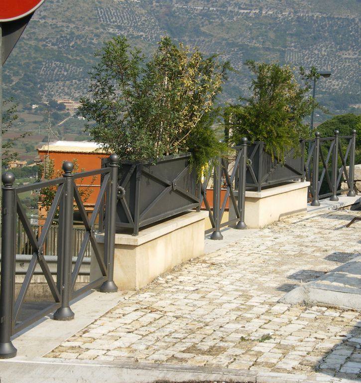 transenna quadro con panorama e fioriera