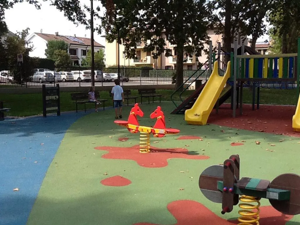 Pavimentazione antitrauma colata con splash