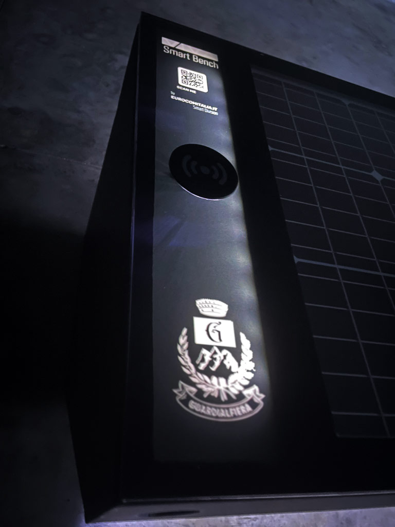 Smart City products - Panchina Viva Smart Bench Senza Schienale Fotovoltaica Foto 6 Panchina Viva Smart Bench Senza Schienale Fotovoltaica Foto 6