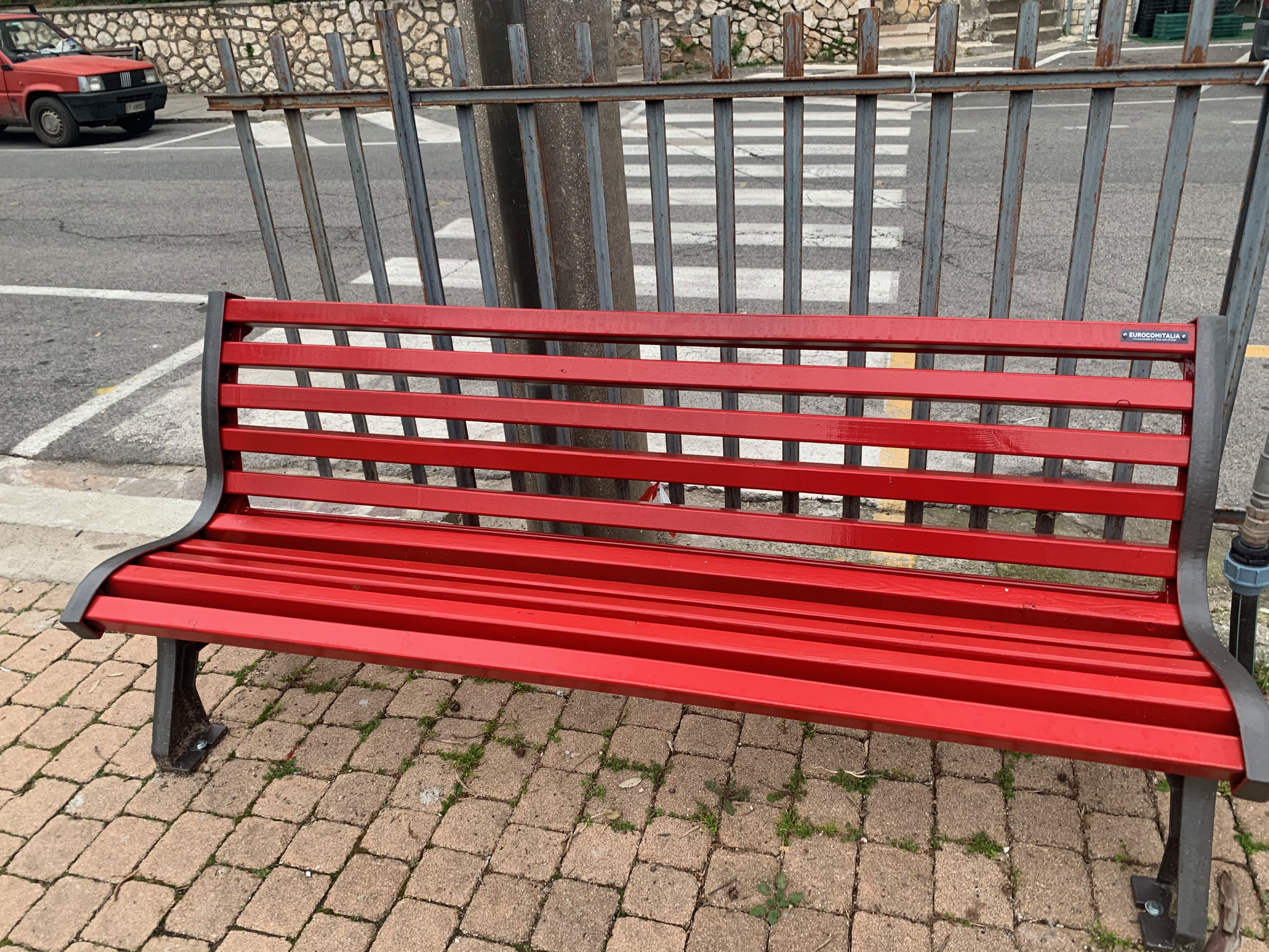 Contro la violenza sulle donne - Panchina Italia Rossa Contro Vilenza Sulle Donne Panchina Italia Rossa Contro Vilenza Sulle Donne