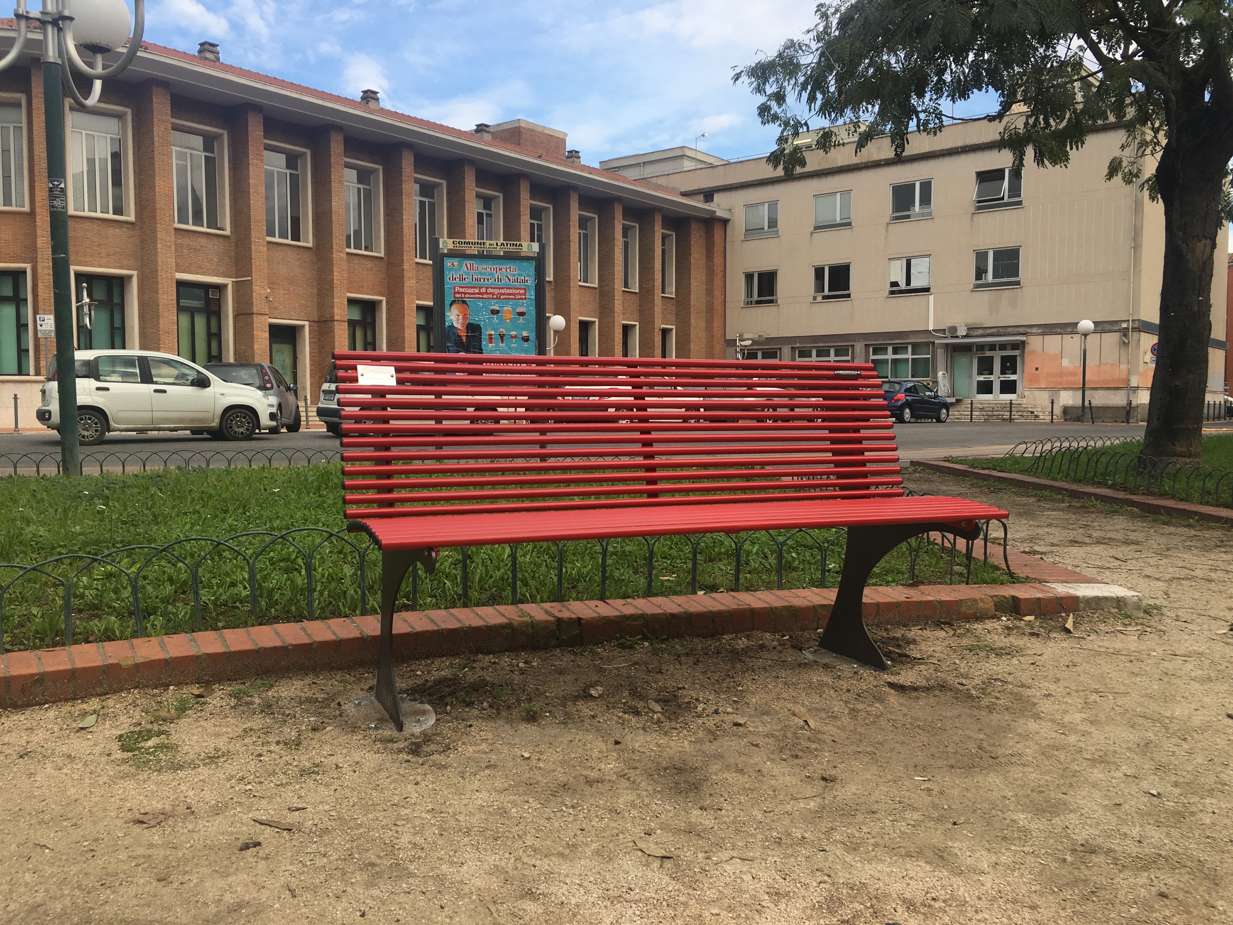 Contro la violenza sulle donne - Panchine Shark Rosse Contro Violenza Sulle Donne Latina Panchine Shark Rosse Contro Violenza Sulle Donne Latina
