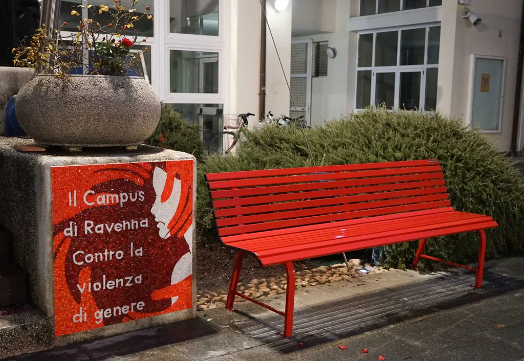 ravenna campus panchina milano rossa contro violenza donne